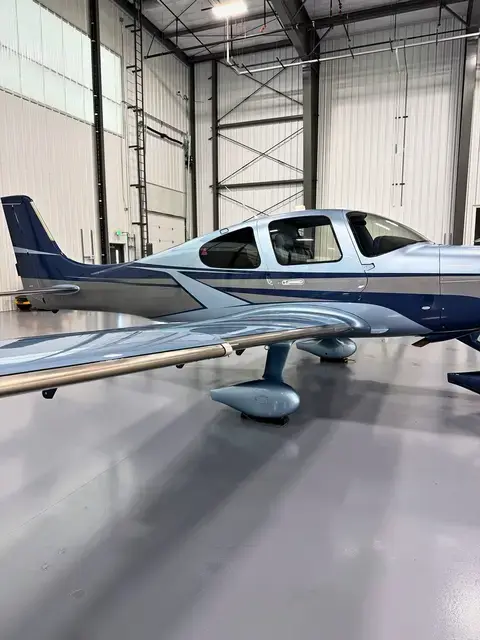 Cirrus SR22 (Silver/Navy) detailed by Pristine Jets, photo 32 of 45